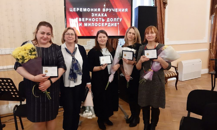 Специалисты Новгородской областной универсальной научной библиотеки награждены знаком «Верность долгу и милосердие»