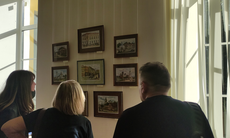 В Новгородской областной библиотеке открылась художественная выставка «Среди миров»