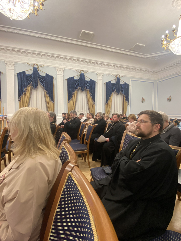 Новгородская областная библиотека приняла участие в конференции, посвященной 35-летию возрождения Новгородской митрополии Новгородская областная библиотека приняла участие в конференции, посвященной 35-летию возрождения Новгородской митрополии